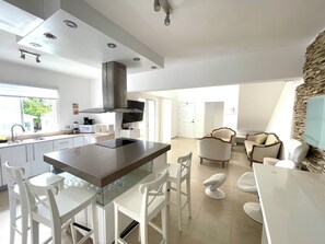 Ático superior, 3 habitaciones, cocina, vistas a la piscina | Cocina privada | Frigorífico, microondas, placa de cocina y cafetera o tetera