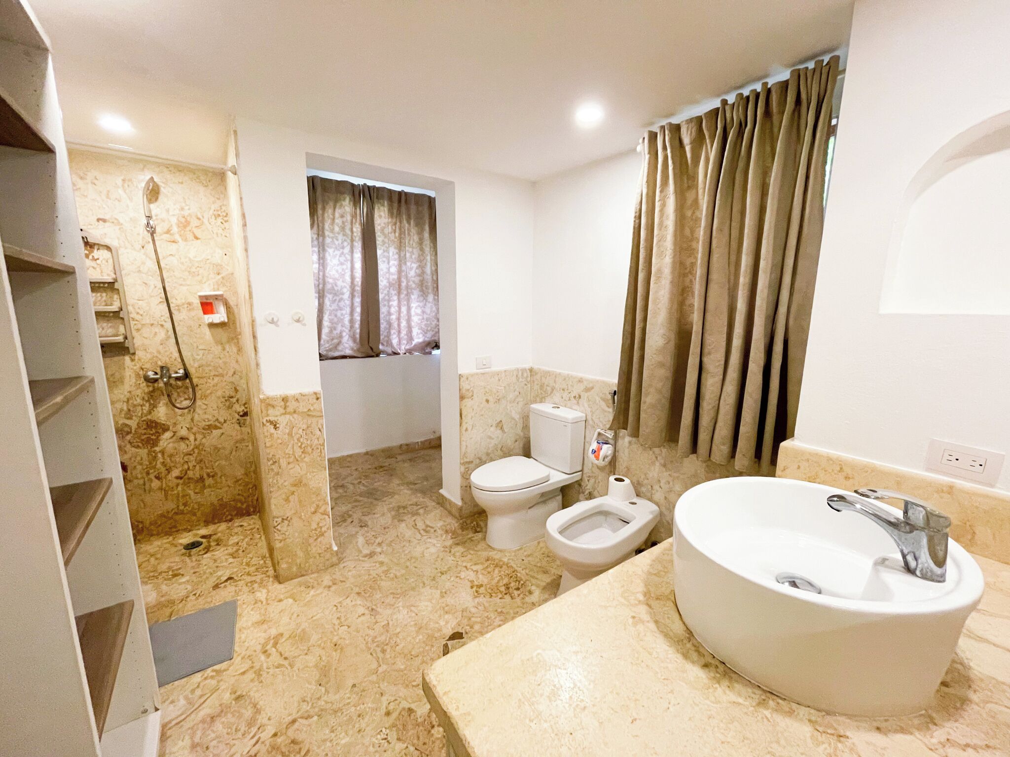 Un baño con bañera, inodoro y bidé.