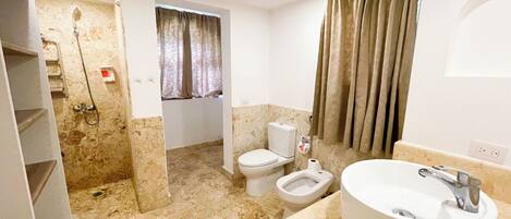 Un baño con bañera, inodoro y bidé.