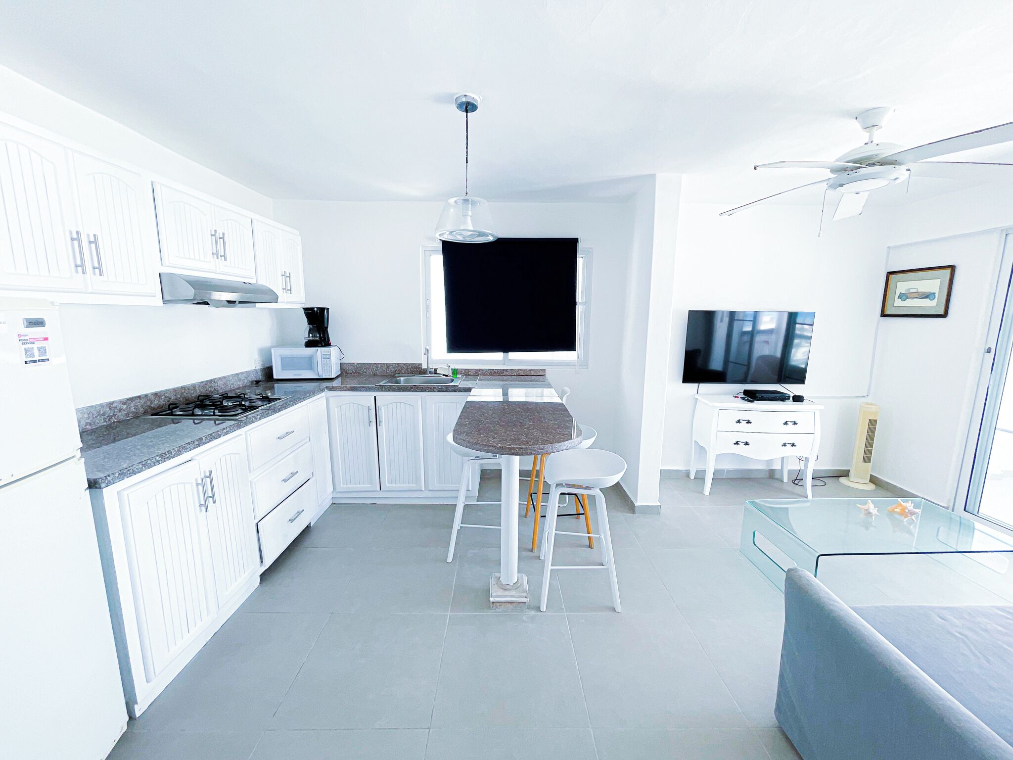 Suite Confort, 1 habitación, balcón, vista al mar | Cocina privada | Refrigerador, microondas, parrilla de estufa y cafetera y tetera 