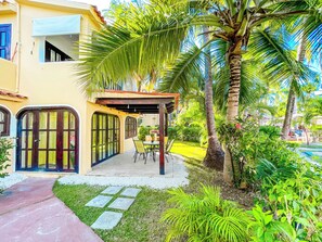 Villa estándar, 2 habitaciones, acceso a la piscina, en la zona del jardín | Vistas al jardín