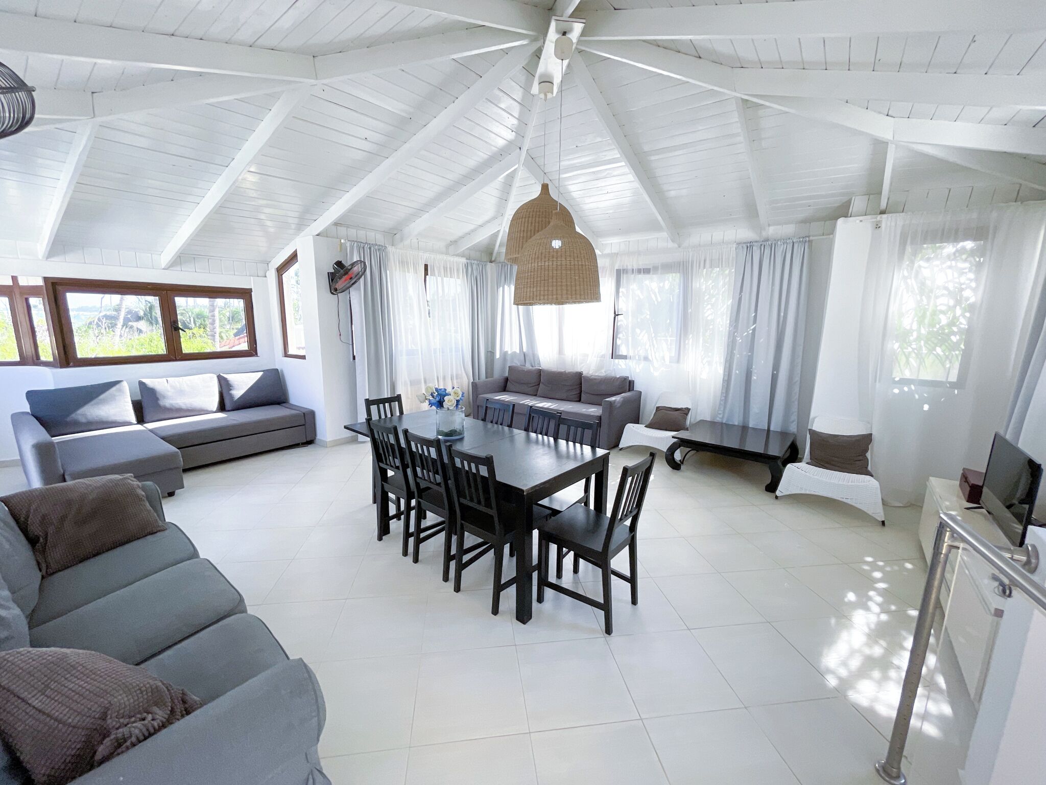 Comfort villa, 2 slaapkamers, balkon, uitzicht op tuin | Woonruimte | Een 32-inch flatscreentelevisie met kabelzenders