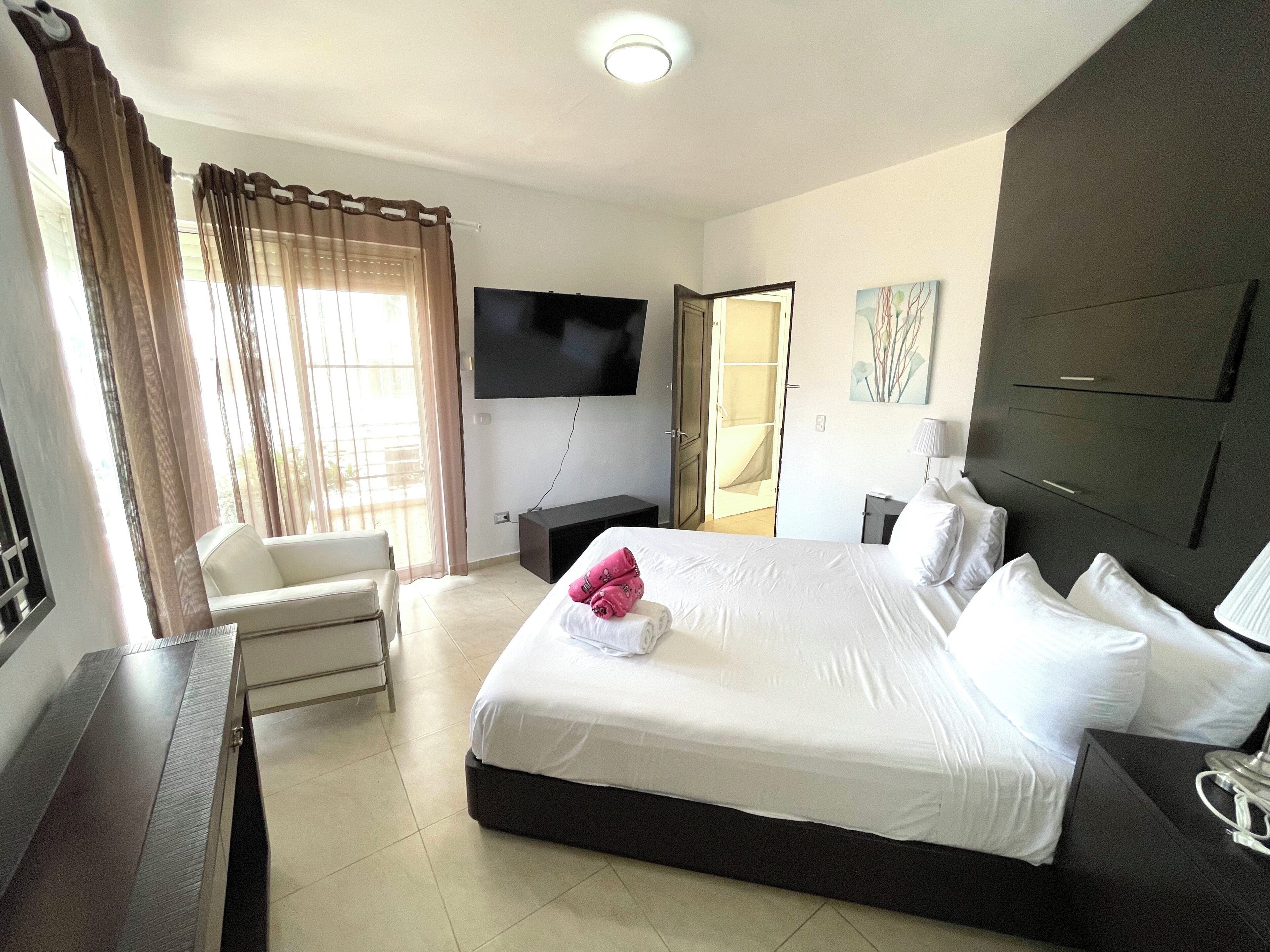 Penthouse superior, 3 habitaciones, cocina, vista a la alberca | Sábanas de algodón egipcio, ropa de cama de alta calidad y edredón 