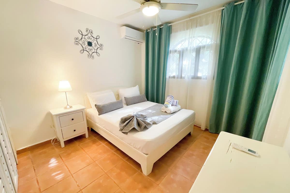 Villa Deluxe, 2 habitaciones, Terraza, en el área del jardín | Sábanas de algodón egipcio, ropa de cama de alta calidad y edredón