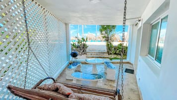 Deluxe-Apartment, 2 Schlafzimmer, Küche, Strandnähe | Terrasse/Patio