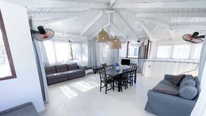 คอมฟอร์ทวิลล่า, 2 ห้องนอน, ระเบียง, วิวสวน | บริการอาหารในห้องพัก