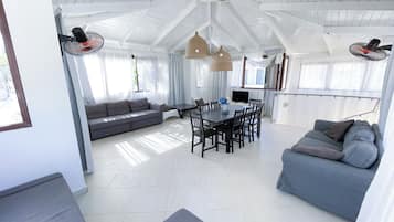 Comfort Villa, 2 Bedrooms, Balcony, Garden View | In-room dining