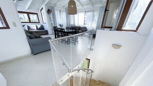 คอมฟอร์ทวิลล่า, 2 ห้องนอน, ระเบียง, วิวสวน | บริเวณนั่งเล่น | ทีวีจอแบน 32 นิ้ว พร้อมช่องเคเบิล