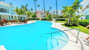 Alberca al aire libre y camas balinesas gratuitas