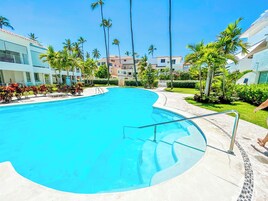 Outdoor pool, free cabanas, pool umbrellas