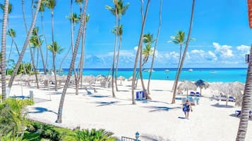 En la playa, playa de arena blanca y toallas de playa
