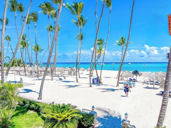 Plage, sable blanc, serviettes de plage, massages sur la plage