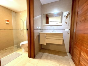 Apartment, Ocean View | Bathroom | Free toiletries, towels, soap, shampoo