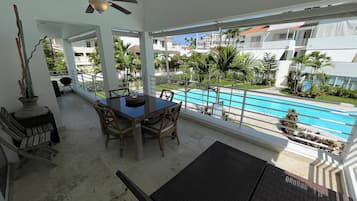 Villa Confort, 2 chambres, balcon, vue piscine | Vue de la chambre