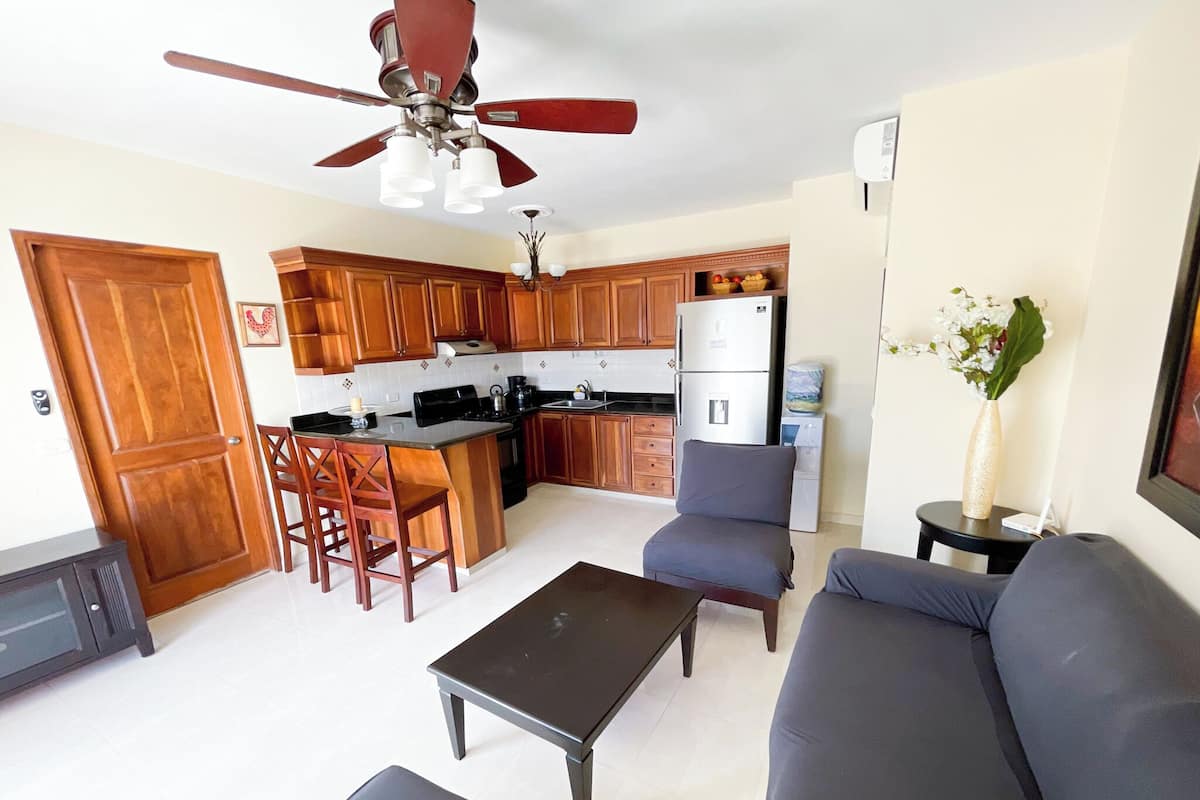 Suite Junior, 2 chambres, balcon, vue piscine | Cuisine privée | Réfrigérateur, micro-ondes, plaque de cuisson, cafetière/bouilloire