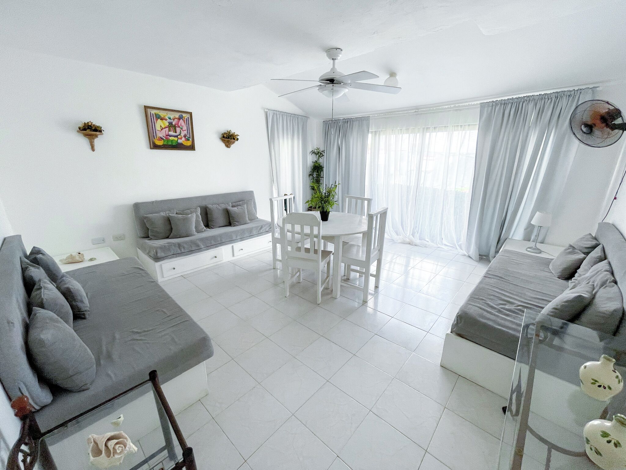 Villa superior, 3 habitaciones, cocina, vista al jardín | Área de sala de estar | Televisión de pantalla plana de 32 pulgadas con canales por cable 