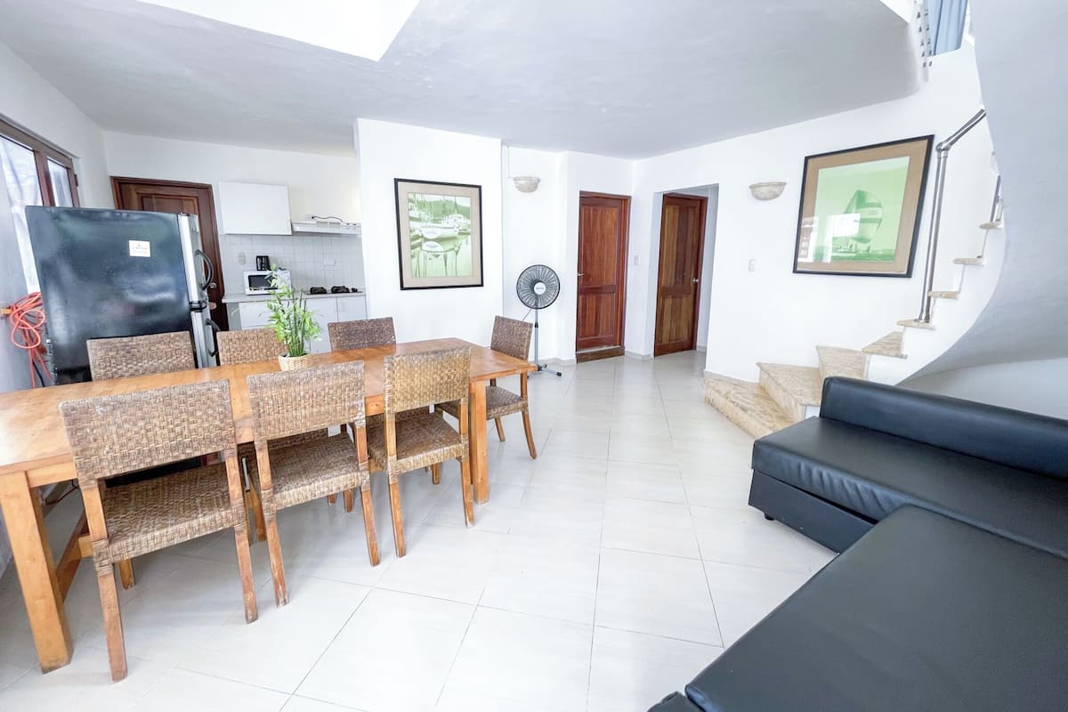 Un apartamento moderno con comedor, cocina y sala de estar.
