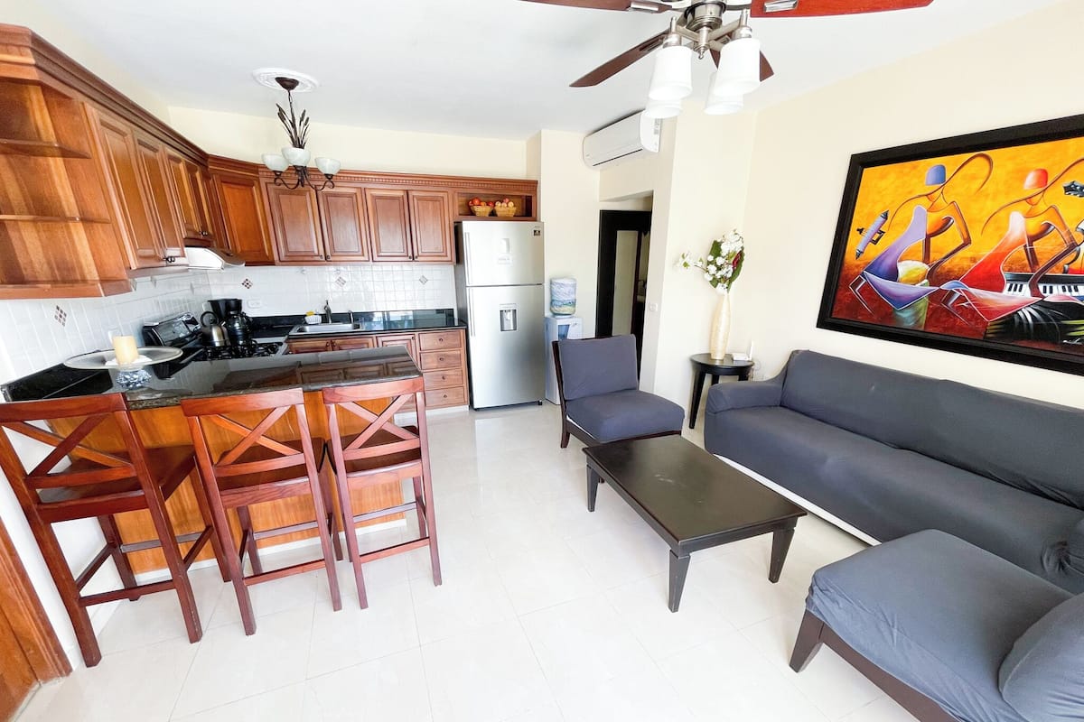 Suite junior, 2 habitaciones, balcón, vista a la alberca | Sábanas de algodón egipcio, ropa de cama de alta calidad y edredón