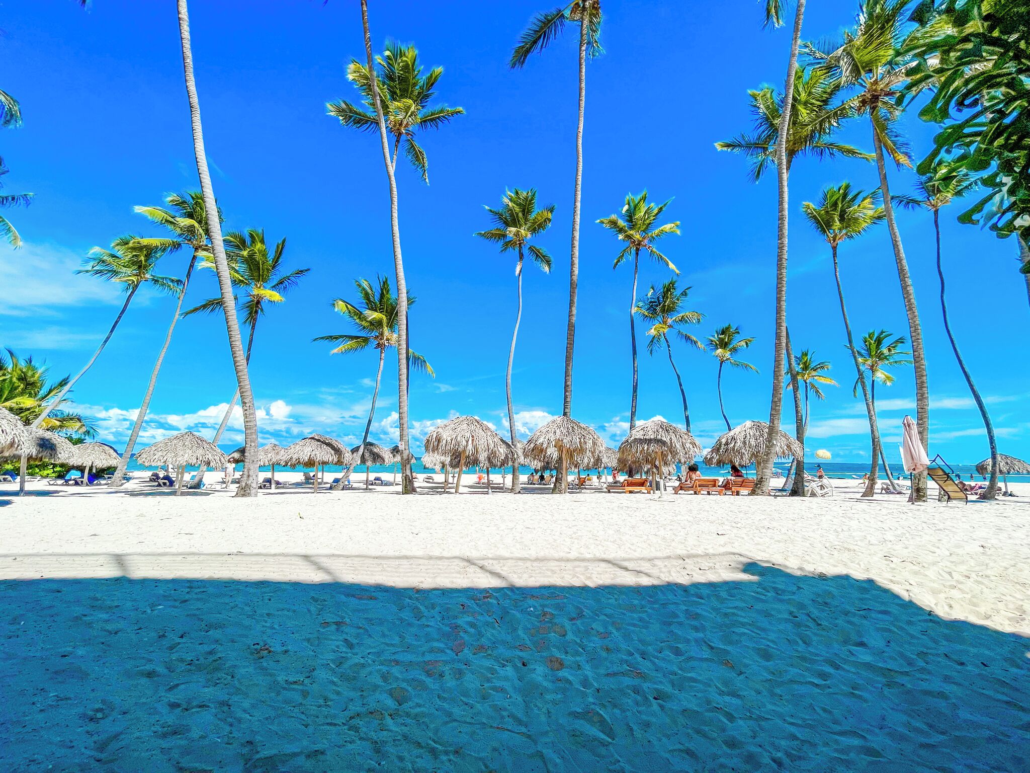 Sulla spiaggia, sabbia bianca, teli da spiaggia, massaggi sulla spiaggia