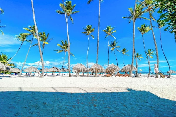 Beach nearby, white sand, beach towels, beach massages