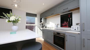 Kylskåp, mikrovågsugn, kaffe- och tebryggare och matbord