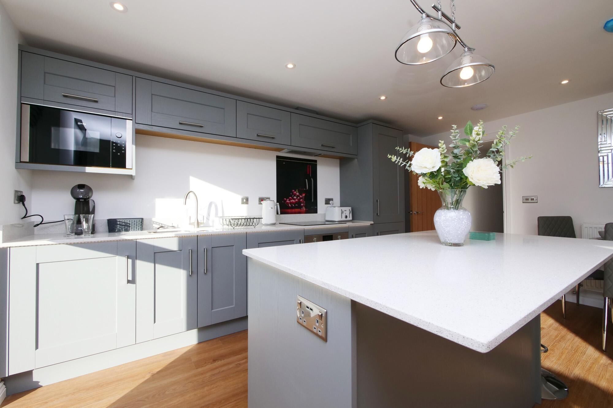 Kylskåp, mikrovågsugn, kaffe- och tebryggare och matbord