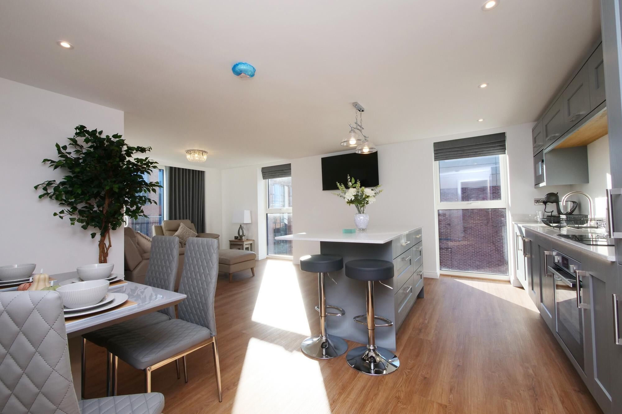 Réfrigérateur, micro-ondes, cafetière/bouilloire, tables à manger