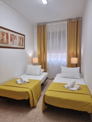 ستائر تعتيم ومكواة/لوح كي وواي فاي مجانًا