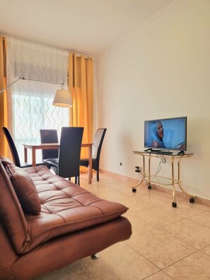 Flat-screen TV - Happy House - Central Apartment (Faro)
