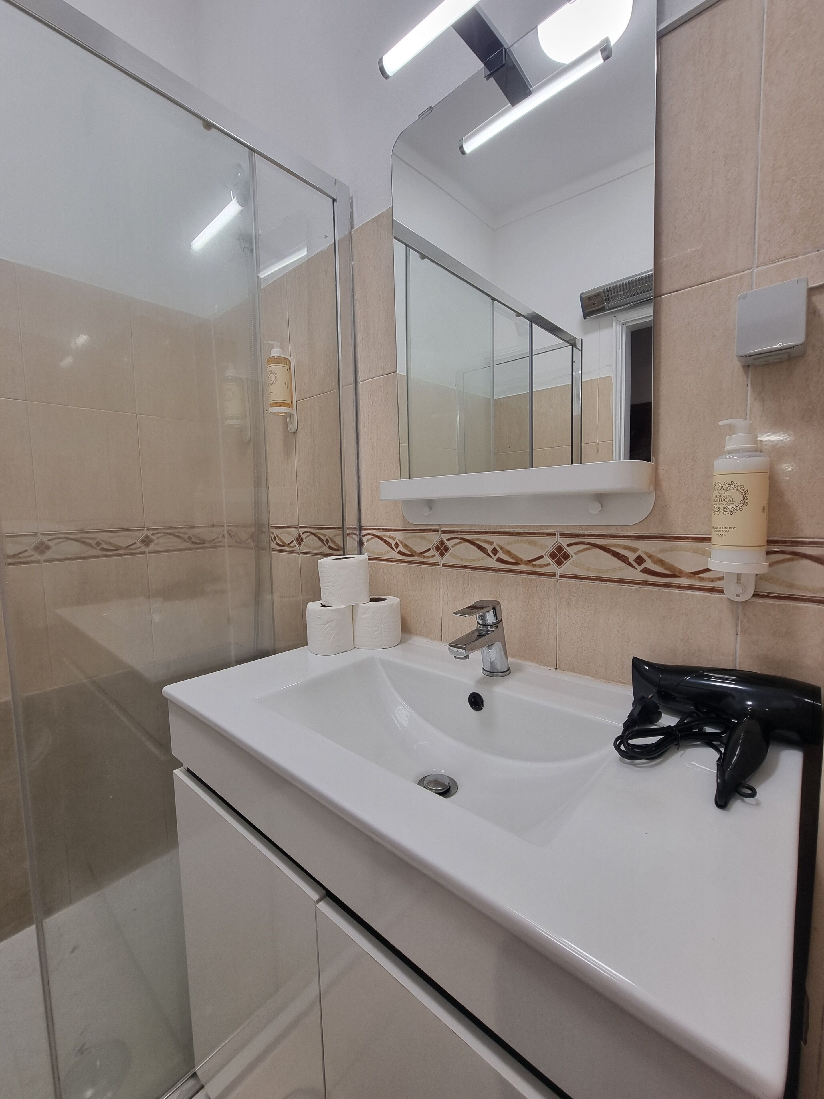 Familie appartement | Badkamer | Een douche, gratis toiletartikelen, een haardroger, handdoeken