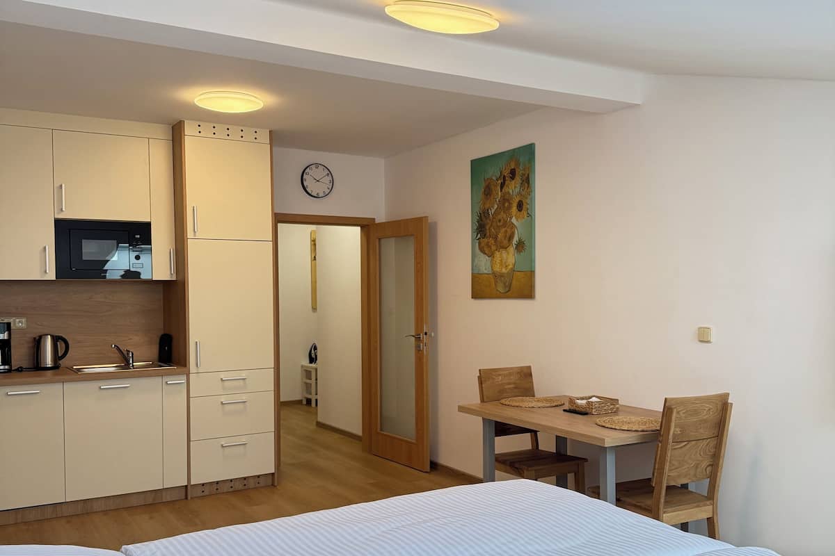 Estudio | Cortinas opacas, tabla de planchar con plancha, wifi gratis