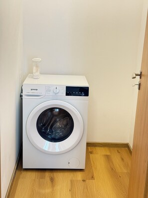 ستائر تعتيم ومكواة/لوح كي وواي فاي مجانًا وملاءات أسرّة