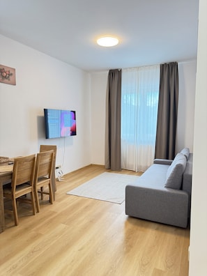 Deluxe Studio | Blackout drapes, iron/ironing board, free WiFi, bed sheets