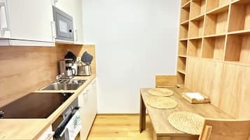 Estudio | Cortinas opacas, tabla de planchar con plancha, wifi gratis