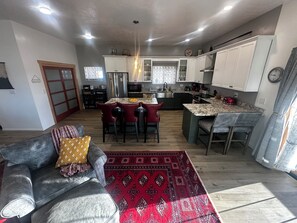 Smart-TV, peis, bøker og stereoanlegg