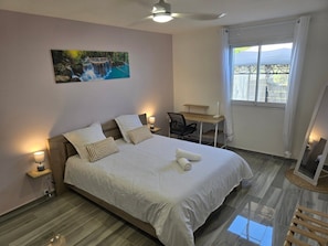 1 soverom, skrivebord, internettilgang og sengetøy