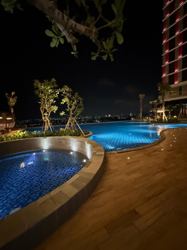 Outdoor pool - Apartment Bella Pakuwon City Mall Surabaya Timur 3 pax direct access to mall (Surabaya)