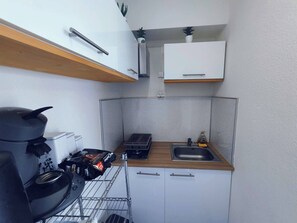 Kühlschrank, Mikrowelle, Wasserkocher mit Kaffee-/Teezubehör, Toaster