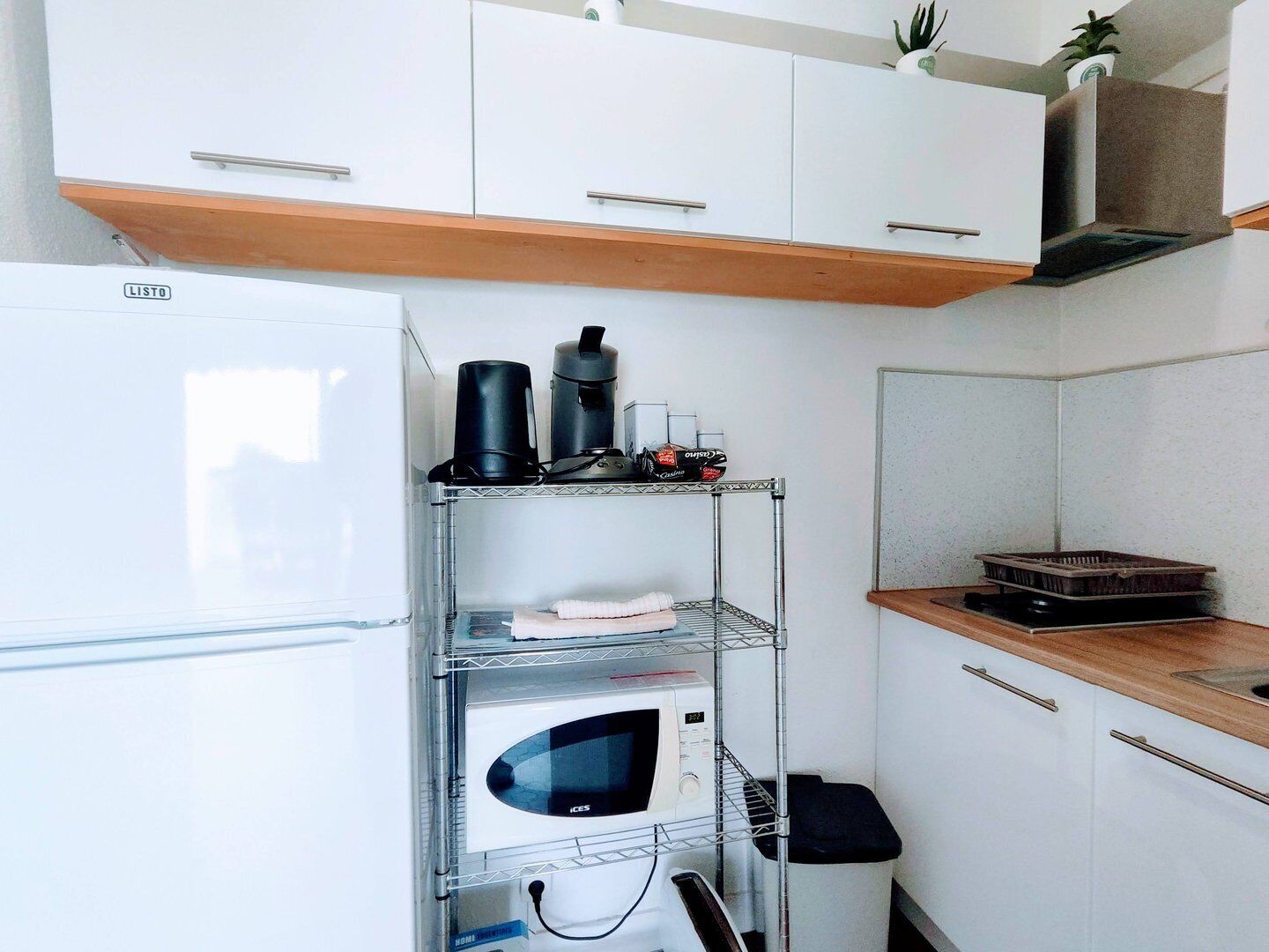 Kühlschrank, Mikrowelle, Wasserkocher mit Kaffee-/Teezubehör, Toaster