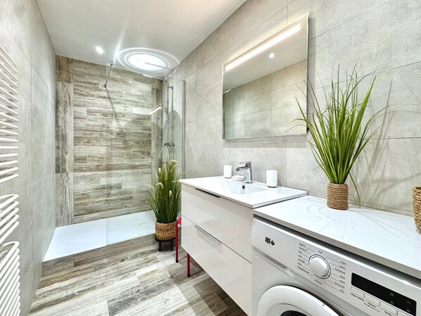 Douche, séchoir à cheveux, serviettes fournies