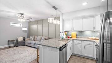 Rumah, Beberapa Tempat Tidur, patio, pemandangan kebun (Unit #908 (1000 Henry Place Blvd)) | Interior