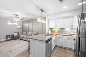 Hus, flere senger, terrasse, hageutsikt (Unit #908 (1000 Henry Place Blvd)) | Innvendig