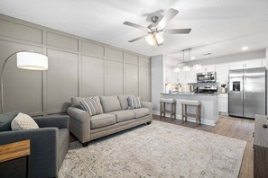 Casa, diversos llits, pati, vistes al jardí (Unit #908 (1000 Henry Place Blvd)) | Sala d'estar