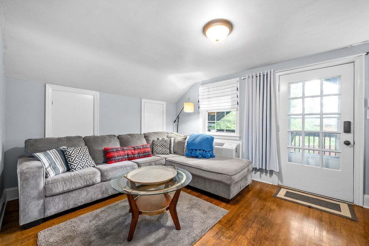 하우스, 퀸사이즈침대 1개 및 소파베드, 발코니, 정원 전망 (1BD (102 Madison Ter)) | 거실 공간