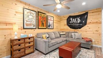 Hus - flera sängar - uteplats - utsikt mot trädgården (3BD (102 Madison Ter)) | Vardagsrum