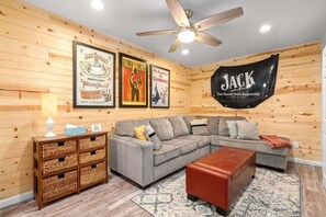 Hus - flera sängar - uteplats - utsikt mot trädgården (3BD (102 Madison Ter)) | Vardagsrum