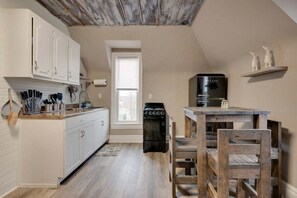 Condo, 1 Queen Bed, Patio, Garden View (Unit #4 (117 Marion St)) | Private kitchen