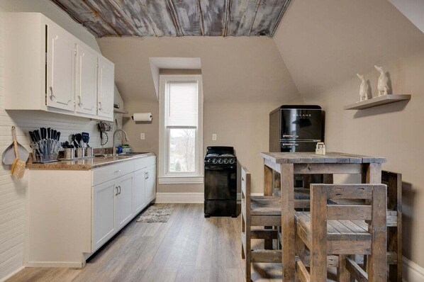 Condo, 1 Queen Bed, Patio, Garden View (Unit #4 (117 Marion St)) | Private kitchen