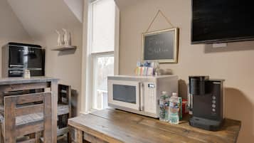 Condo, 1 Queen Bed, Patio, Garden View (Unit #4 (117 Marion St)) | Interior