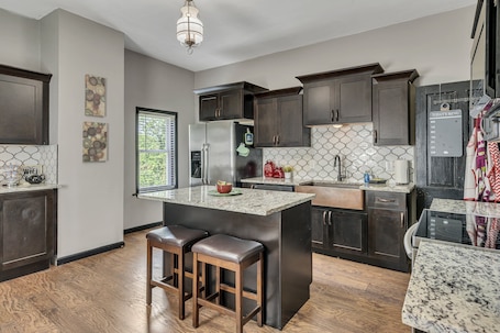 House, 1 Queen Bed with Sofa bed, Patio, Garden View (117 Marion St) | Private kitchen